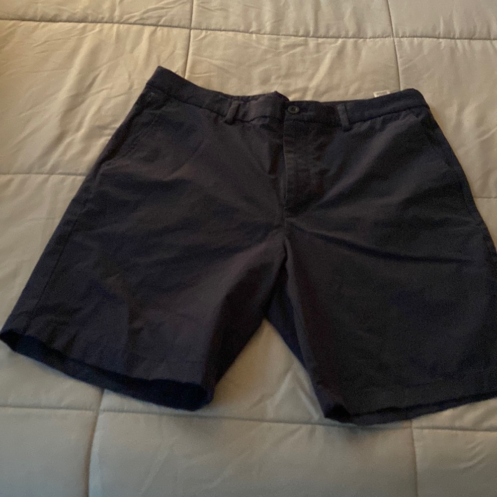 Men’s size 34 Vineyard Vines navy shorts. 9 inch inseam